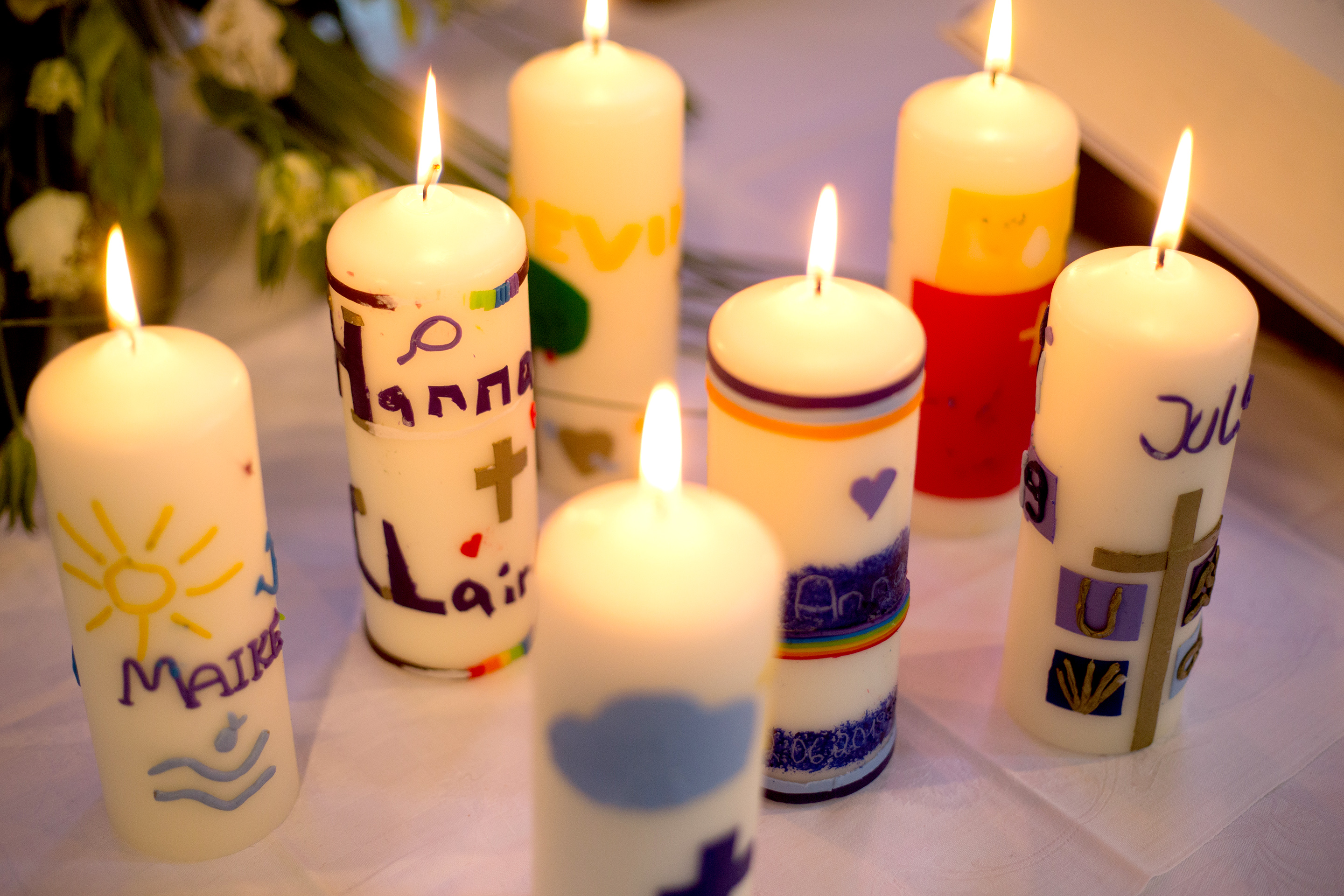 Selbstgestaltete Kerzen sind eine leuchtende Erinnerung an die Konfirmation.